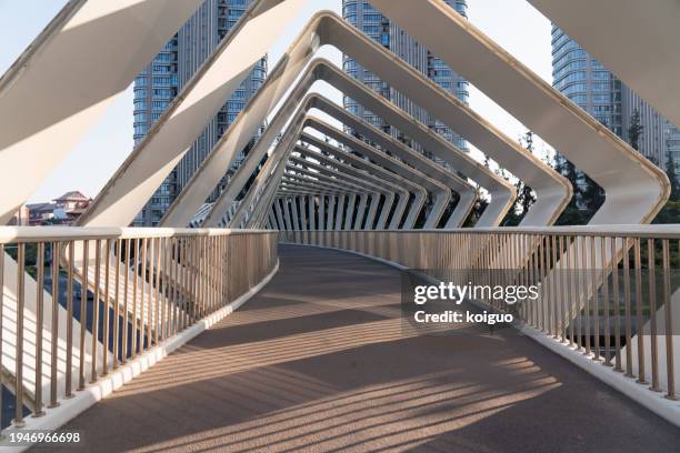 empty floor of pedestrian bridge with light effects - voetgangersbrug stockfoto's en -beelden