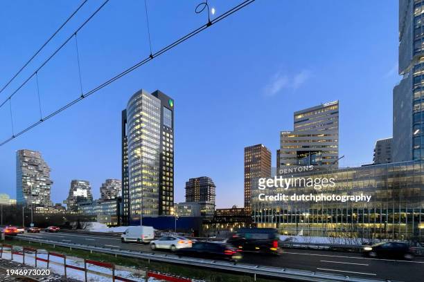 le quartier financier d’amsterdam avec sur cette photo la banque abn amro à gauche. - panoramisch photos et images de collection