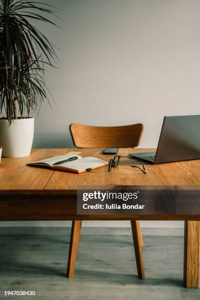 work place at home - schreibtisch stock-fotos und bilder