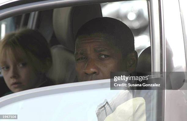 Actors Denzel Washington and Dakota Fanning film a scene on the set of "Man on Fire" April 23, 2003 in Mexico City, Mexico. This is the first movie...