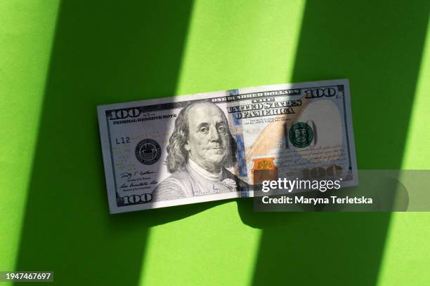 dollars on a green background. money. currency. inflation. world crisis. pattern of dollar bills. 100 dollars. financial minimalism. exchange market. money background. - 100 dollar bill new stockfoto's en -beelden