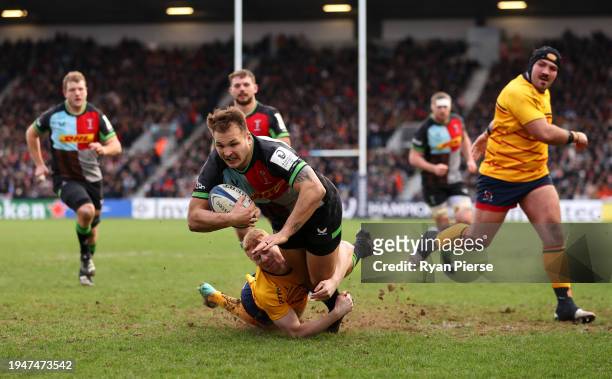Andre Esterhuizen of Harlequins scores his team's fifth try during the Investec Champions Cup match between Harlequins and Ulster Rugby at Twickenham...
