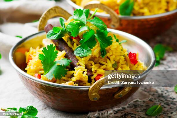 microwave biriyani  in copper bowl. - biriyani stockfoto's en -beelden