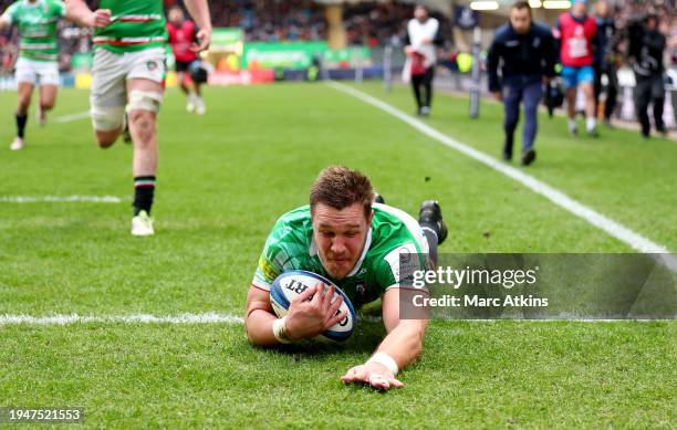 Hanro Liebenberg of Leicester Tigers scores his team's first try during the Investec Champions Cup match between Leicester Tigers and Leinster Rugby...