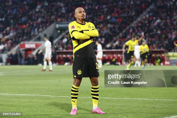 Donyell Malen of Borussia Dortmund celebrates scoring his team's third goal during the Bundesliga match between 1. FC Köln and Borussia Dortmund at...