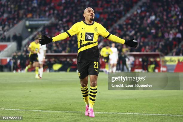 Donyell Malen of Borussia Dortmund celebrates scoring his team's third goal during the Bundesliga match between 1. FC Köln and Borussia Dortmund at...