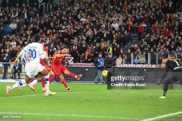 Lorenzo Pellegrini of AS Roma scores the second goal for his team during the Serie A TIM match between AS Roma and Hellas Verona FC - Serie A TIM at...
