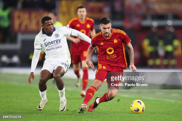 Lorenzo Pellegrini of AS Roma runs with the ball whilst under pressure from Jackson Tchatchoua of Hellas Verona FC during the Serie A TIM match...