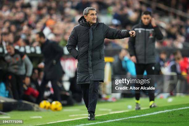 Ernesto Valverde, Head Coach of Athletic Club, reacts during the LaLiga EA Sports match between Valencia CF and Athletic Bilbao at Estadio Mestalla...