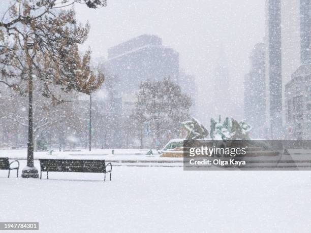 winter snowstorm in center city philadelphia. - swann memorial fountain foto e immagini stock