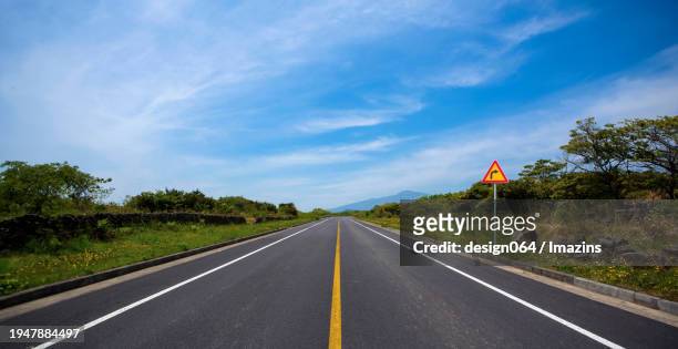 korea, jeju island, seogwipo city, jungsan mountain road, automobile road, road, hallasan, road sign - swimming lane marker bildbanksfoton och bilder