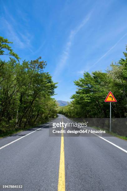 korea, jeju island, seogwipo city, jungsan mountain road, automobile road, road, hallasan, road sign - swimming lane marker bildbanksfoton och bilder