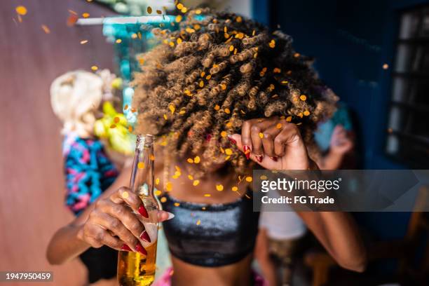 junge frau genießt karneval mit freunden zu hause - bier fasching stock-fotos und bilder