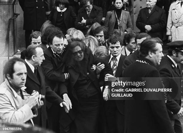 Photo prise le 15 mars 1978 à l'église d'Auteuil à Paris de la mère éplorée de Claude François lors des obsèques du chanteur français. Lancé par...