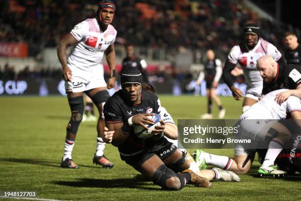 Maro Itoje of Saracens scores his team's second try during the Investec Champions Cup match between Saracens and Lyon at StoneX Stadium on January...