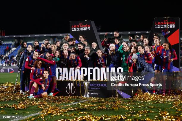 Joan Laporta, President of FC Barcelona, and the players of FC Barcelona ceclebrate the victory with the trophy during the Spanish SuperCup 24,...