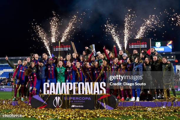 Players of Barcelona celebrate with trophy after winning the Final Supercopa de España Femenina match between Barcelona and Levante at Estadio...