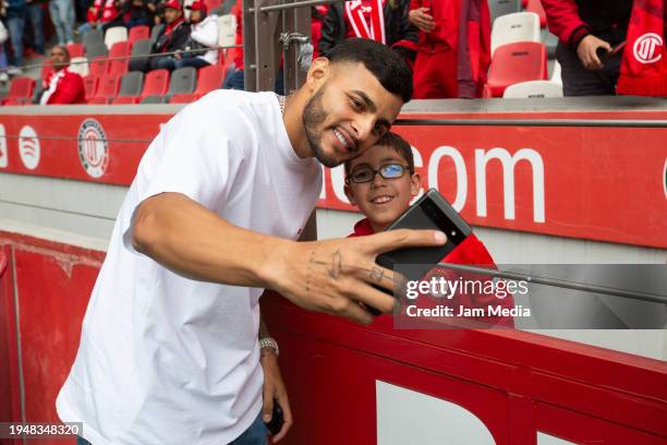 Alexis Vega of Toluca poses for a photo with a fan prior the 2nd round match between Toluca and Mazatlan FC as part of the Torneo Clausura 2024 Liga...