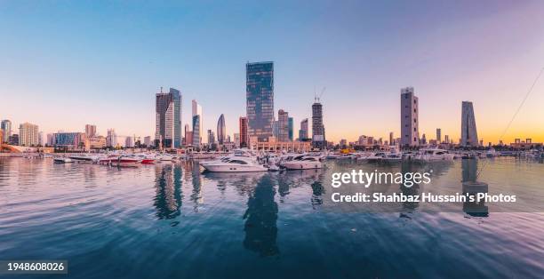 kuwait city sunset blue - ciudad de kuwait fotografías e imágenes de stock