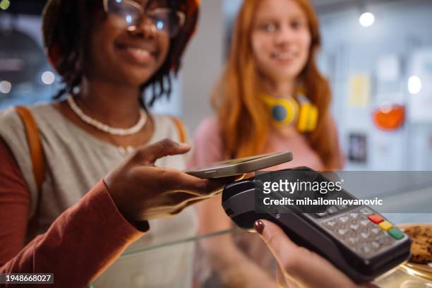 payment processing - young adult shopping stock pictures, royalty-free photos & images