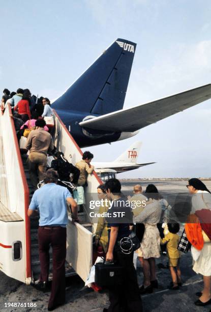 European refugees and expatriates embark a plane for their evacuation to Lisbon, on September 05, 1975 at Luanda airport. After independence, Angola...