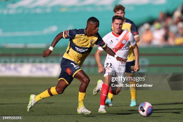 Ángel Quiñones of the Mariners with the ball during the A-League Men round 13 match between Central Coast Mariners and Melbourne City at Industree...