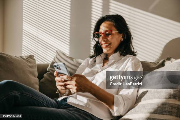 mujer madura relajante en casa - gente tranquila fotografías e imágenes de stock