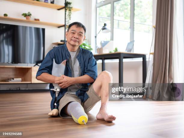 motivated man with prosthetic looking at camera - ibnjaafar stock pictures, royalty-free photos & images