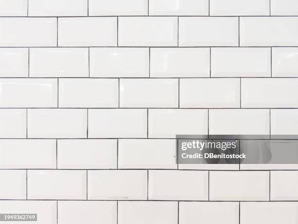ceramic white brick wall background. concept of bathroom, kitchen, modern, retro, ceramic, texture - carrelage photos et images de collection