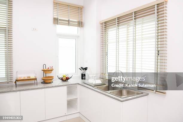 empty kitchen in modern house - laminiertes plastik stock-fotos und bilder