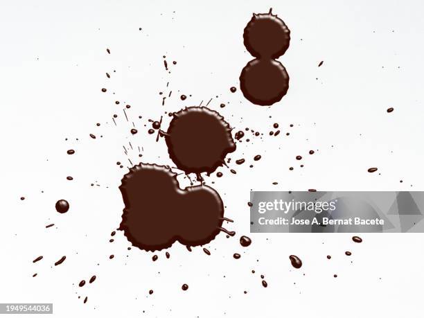 liquid hot chocolate splashes and drops on a white background. - chocolate drip stock pictures, royalty-free photos & images