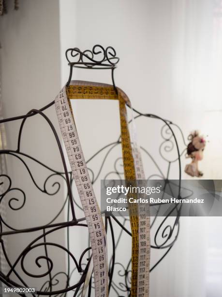 mannequin with metres of sewing tape hanging around its neck - centimeter stock pictures, royalty-free photos & images