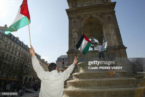 Des manifestants brandissent des drapeaux palestiniens à la Fontaine des Innocents à Paris, à l'appel du MRAP, de la Confédération paysanne, de la...