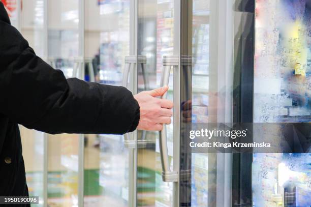 frozen food section in a supermarket - rayon des produits frais photos et images de collection