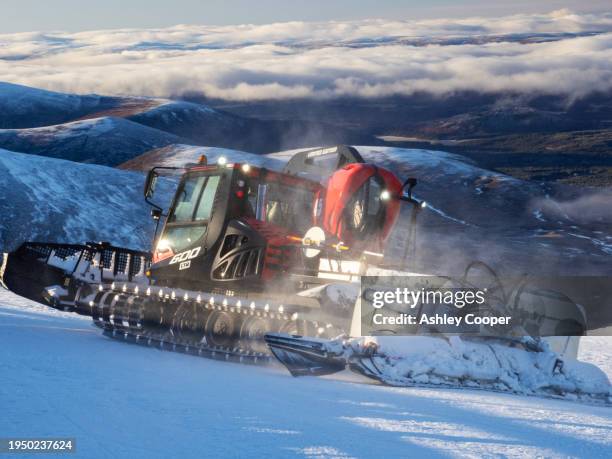 a piste basher at the ski resort on cairgorm in the cairngorms, scotland, uk - cairngorms skiing stockfoto's en -beelden
