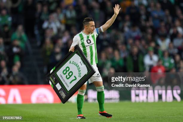 Andres Guardado of Real Betis acknowledges the fans as he retires during the LaLiga EA Sports match between Real Betis and FC Barcelona at Estadio...