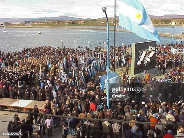 General view of the assembly regarding the Falkland islands in Ushuaia, Artgentina 02 April 2002. Vista general del acto conmemorativo del 20...