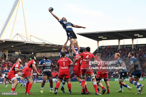 Charlie Ewels of Bath Rugby wins the ball at a lineout during the Investec Champions Cup match between Stade Toulousain and Bath Rugby at Stade...