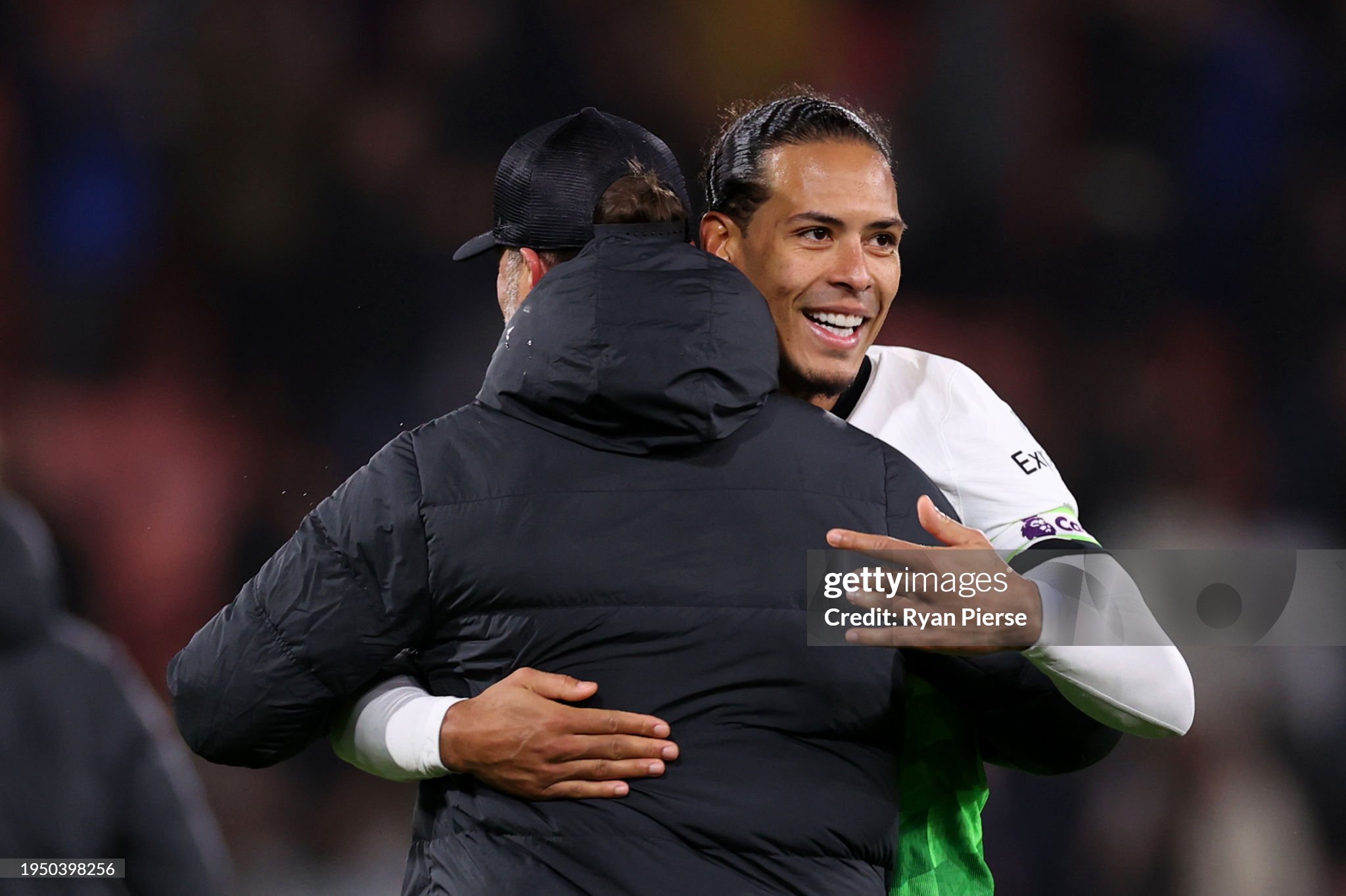 Klopp urges Liverpool fans to remain calm after Van Dijk's comments