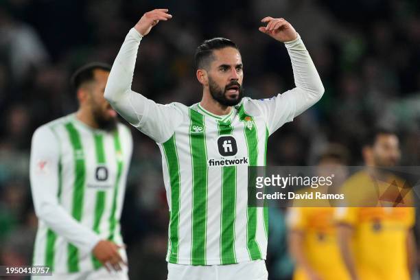 Isco of Real Betis celebrates scoring his team's first goal during the LaLiga EA Sports match between Real Betis and FC Barcelona at Estadio Benito...