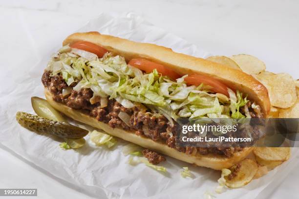 chopped cheese steak sandwich - boterham met kaas stockfoto's en -beelden