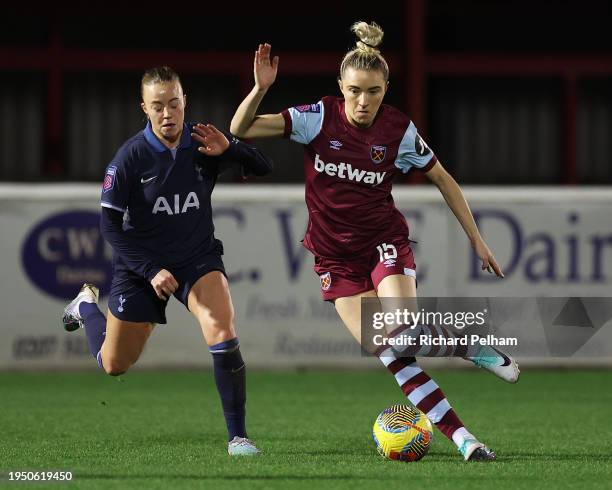 Kristie Mewis of West Ham United runs with the ball during the Barclays Women´s Super League match between West Ham United and Tottenham Hotspur at...