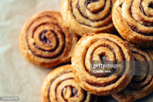 cinnamon buns - pão de leite imagens e fotografias de stock