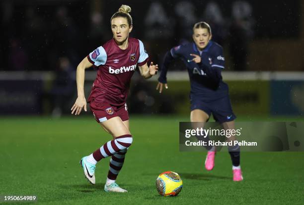 Kristie Mewis of West Ham United runs with the ball during the Barclays Women´s Super League match between West Ham United and Tottenham Hotspur at...