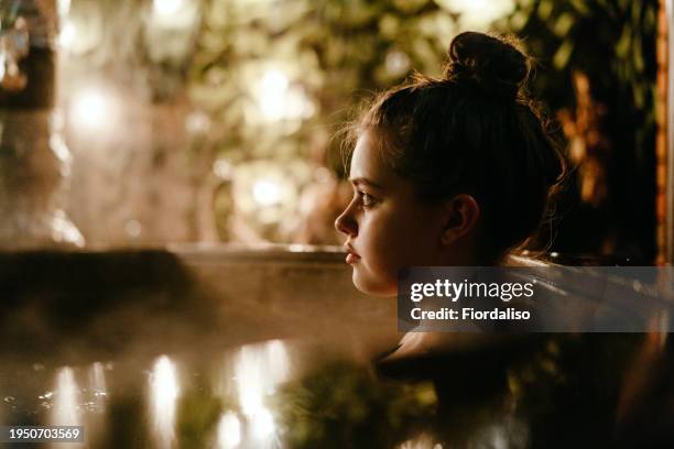 portrait of a teenager girl in the water - girls in hot tub - fotografias e filmes do acervo