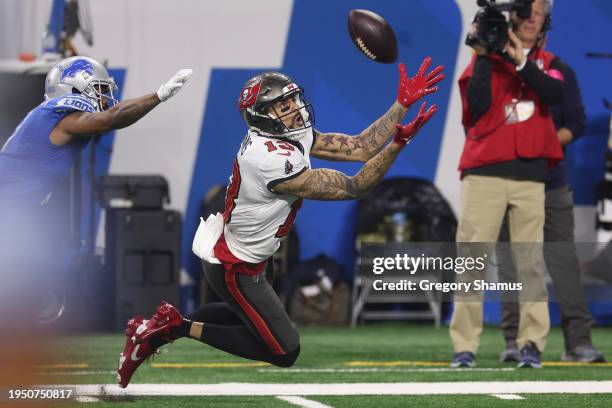 Mike Evans of the Tampa Bay Buccaneers catches a pass in front of Cameron Sutton of the Detroit Lions during the second quarter of the NFC Divisional...
