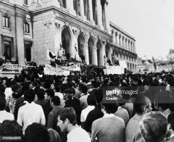 The crowd demonstrates in front of the Sao Bento Palace, which houses the Assembly of the Portuguese Republic, on September 30, 1974 in Lisbon, to...