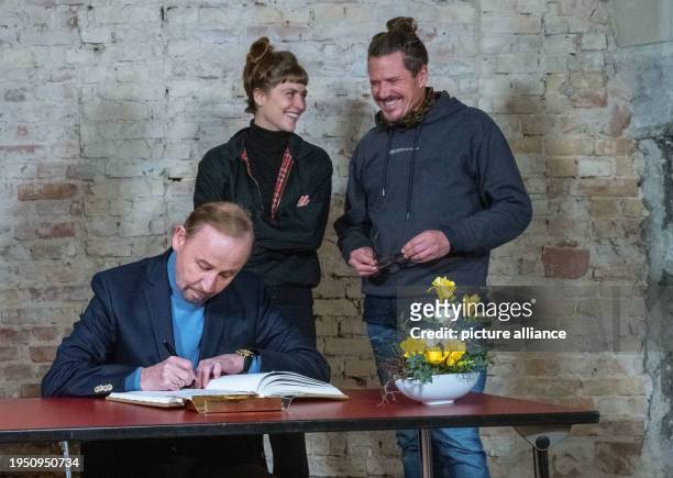 January 2024, Mecklenburg-Western Pomerania, Stralsund: Actors Alexander Held, Sophie Pfennigstorf and Florian Strebin, producer signing the guest...