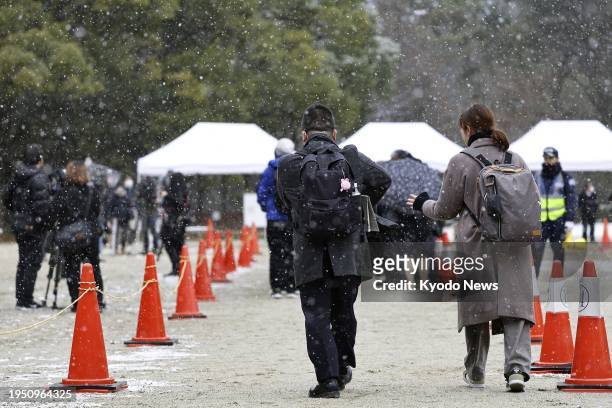 People head to the Kyoto District Court in Kyoto, western Japan, on Jan. 25 to secure courtroom seating tickets for the sentencing hearing of Shinji...