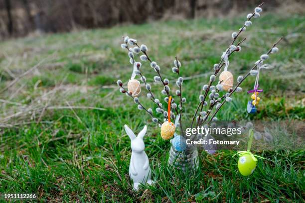 cute easter d?cor with easter bunny - rosa cor stock-fotos und bilder